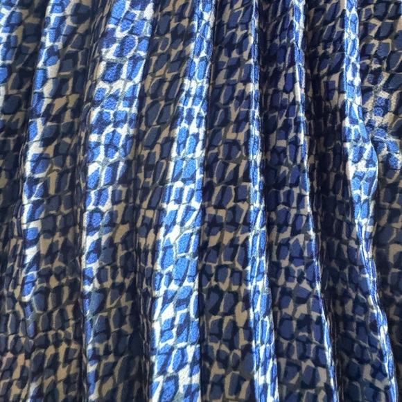 Elegant Blue Pleated Skirt - Picture 3 of 6